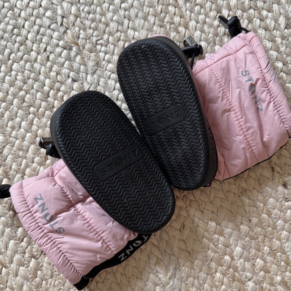 STONZ Bundle 18-24M - 2-in-1 Snow Suit, Puffer Booties, and Fleece Hat for Baby - Picture 9 of 10